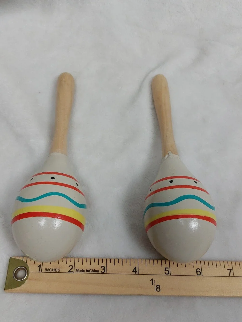 WHITE PAINTED FESTIVE WOODEN PLAY PRETEND MUSICAL INSTRUMENT SHAKER MARACAS (2)